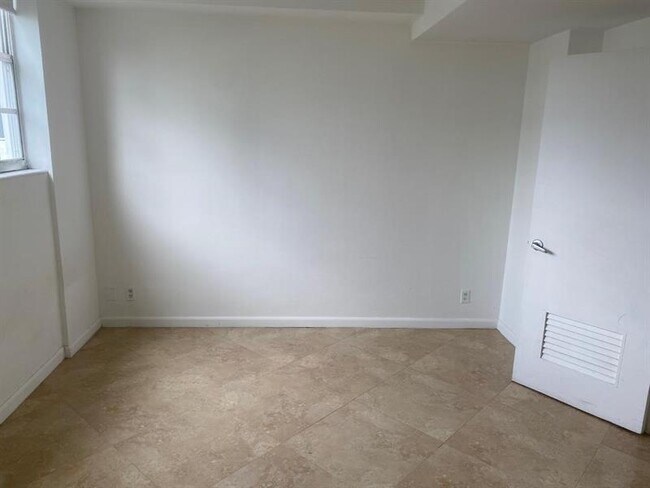 Building Photo - 3001 S Ocean Dr