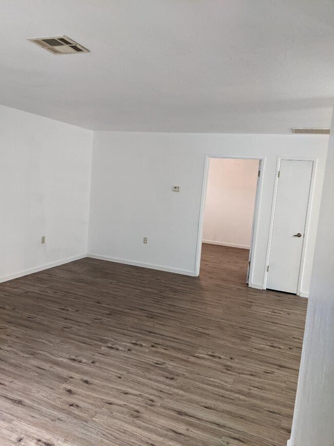 Building Photo - 1320 Lakewood Ave