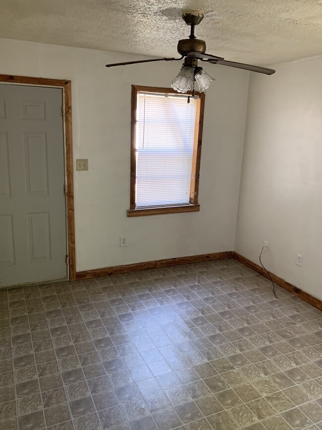 Building Photo - 1212 Topp Ave