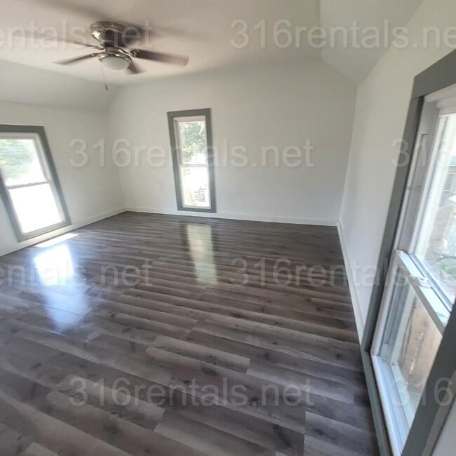 Building Photo - $950 - 3 bed 2 bath - Single Family Home