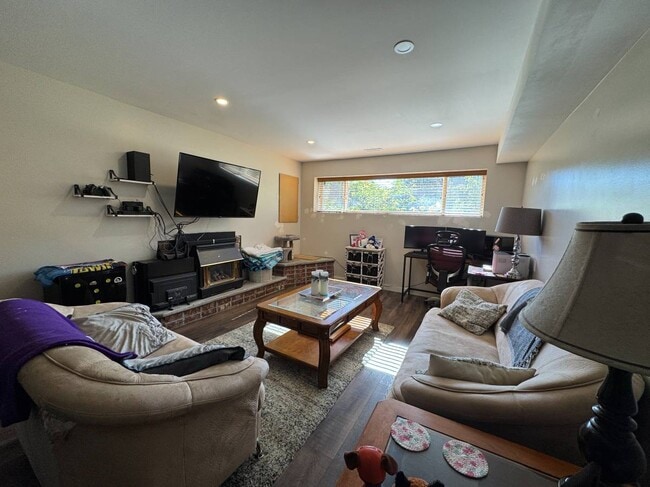 Photo du bâtiment - 21633 Donovan Av