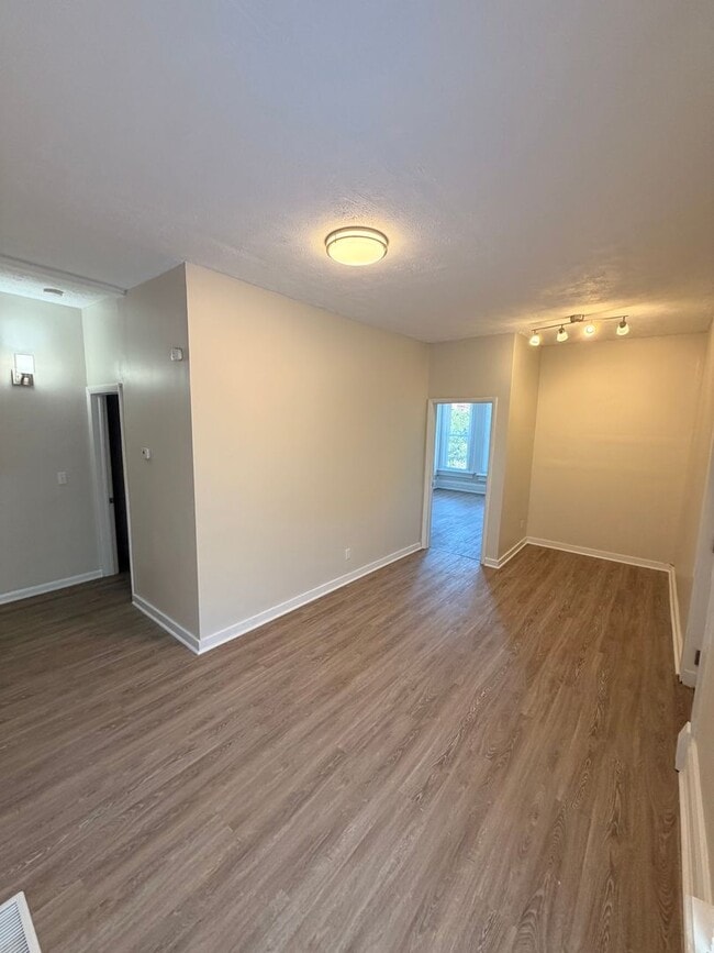 Building Photo - COMPLETELY UPDATED!! 2 bed/1 bath Close to Wexner Medical Center!