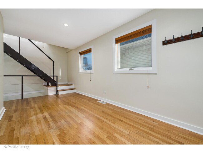 Building Photo - 1511 N Paulina St