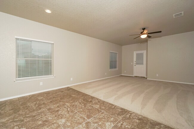 Foto del edificio - Spacious 3-Bedroom Brick Home