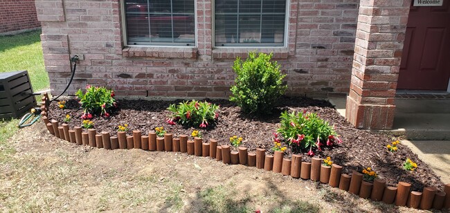 flower beds - 1016 Mockingbird Dr