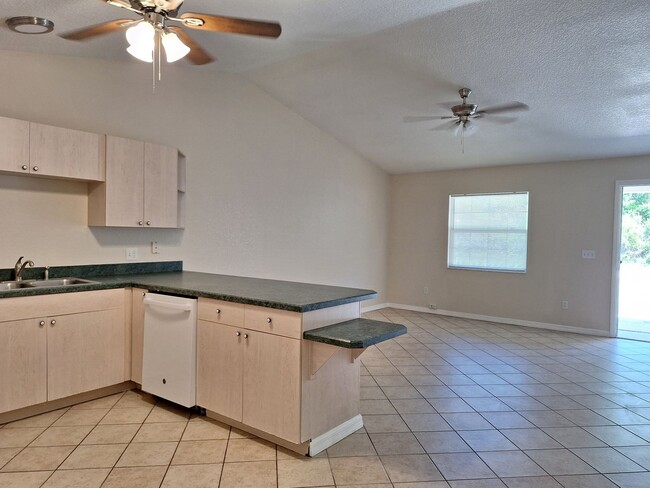 Foto del edificio - 2BR 2BA plus 1 CAR GARGE DUPLEX - EDGEWATER