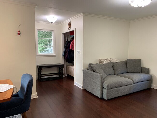 Foto del edificio - Charming and Convenient Home Rental with M...