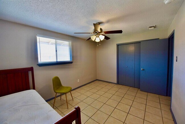 Foto del edificio - Fully furnished 2 bedroom 1 bath! 710 Cantu #4