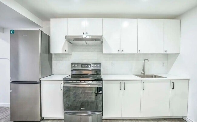 Building Photo - 3240 Gwendale Cres