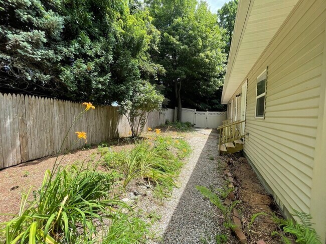 Building Photo - 49 Pine Brook Curve
