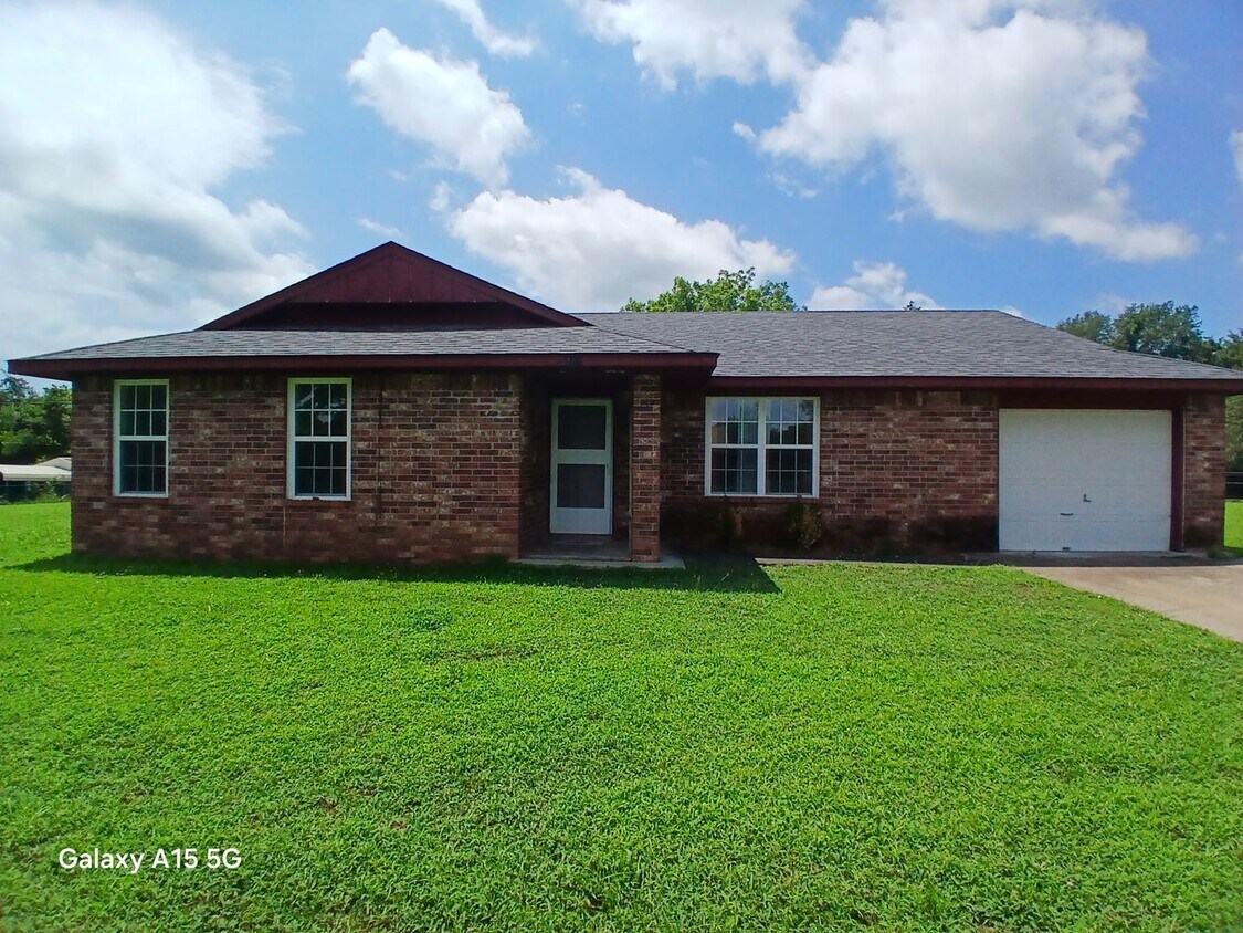 Foto principal - 3 Bedroom 2 bath