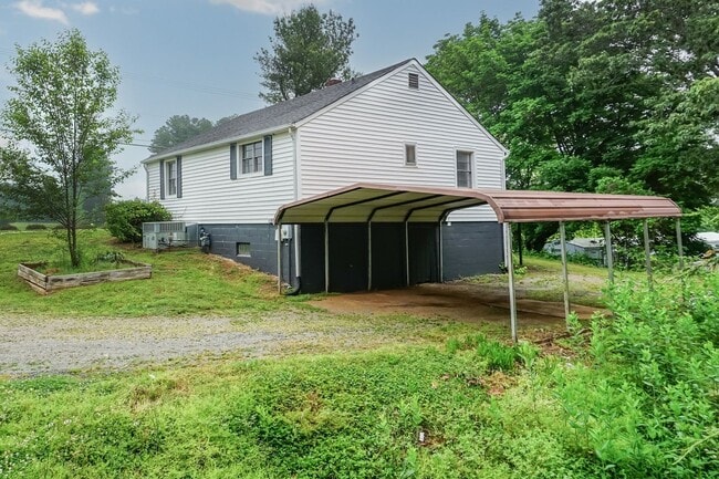 Building Photo - Three Bedroom Single Family Home!