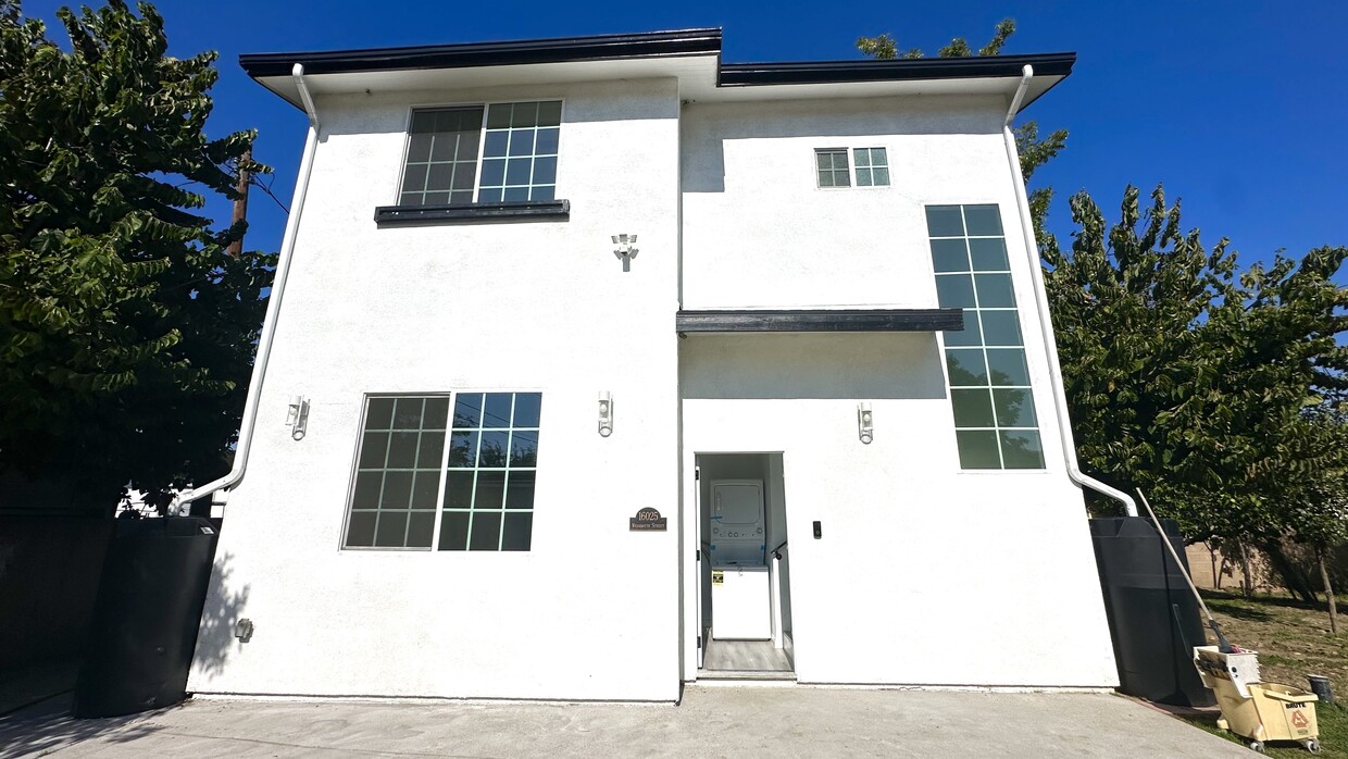 Foto principal - 16023 Wyandotte St