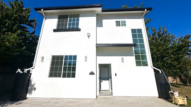 Building Photo - 16023 Wyandotte St