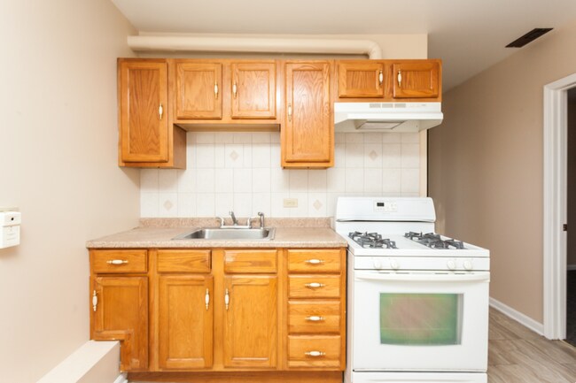 Building Photo - 2131 N Lorel Ave