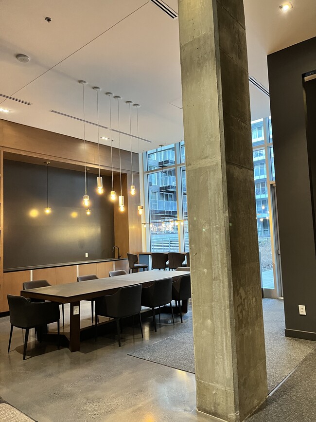 Building Photo - 693 Rue William