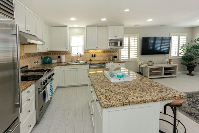 Building Photo - Upgraded 2 BD/ 2 BA on Newport Beach Penin...