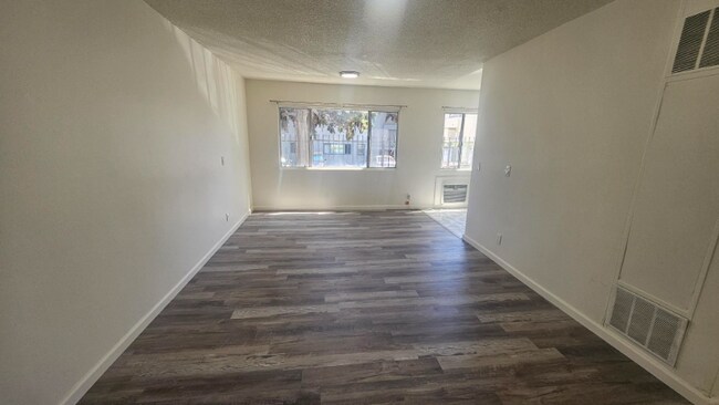 Building Photo - 947 Magnolia Ave