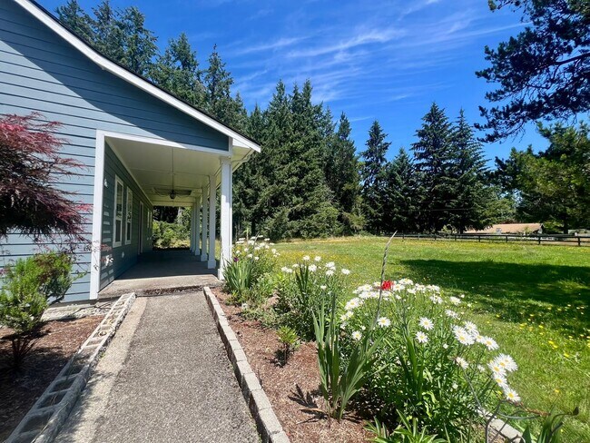 Foto del edificio - PENDING APPLICAITON; 3+ BD on 2 Acres - Barn Included