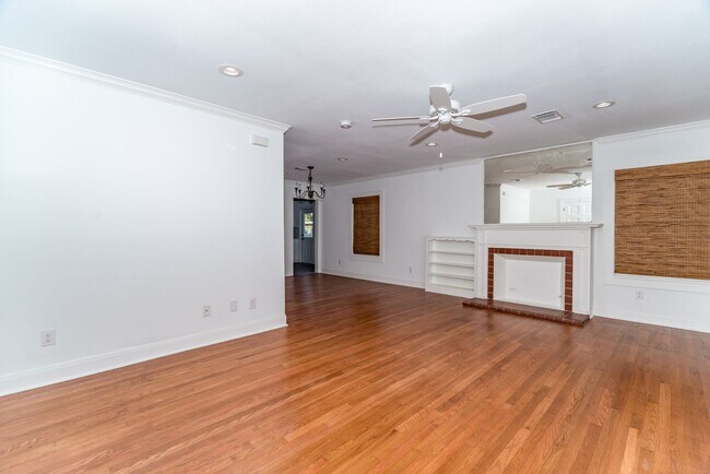 Building Photo - RENOVATED 2-BEDROOM IN ALAMO HEIGHTS
