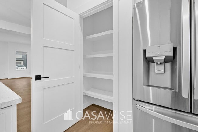 Building Photo - 9339-9222 222 St NW