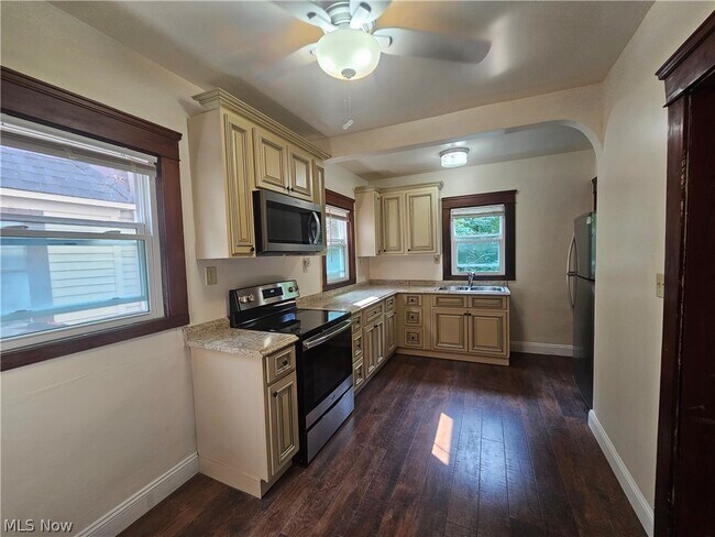 Foto del edificio - 8906 Tioga Ave