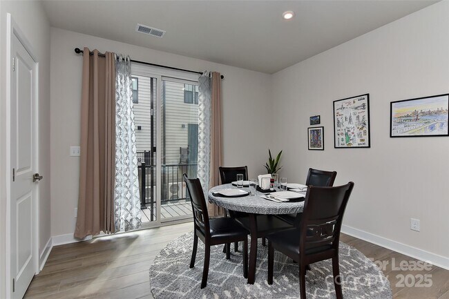 Foto del edificio - 421 Spearfield Ln