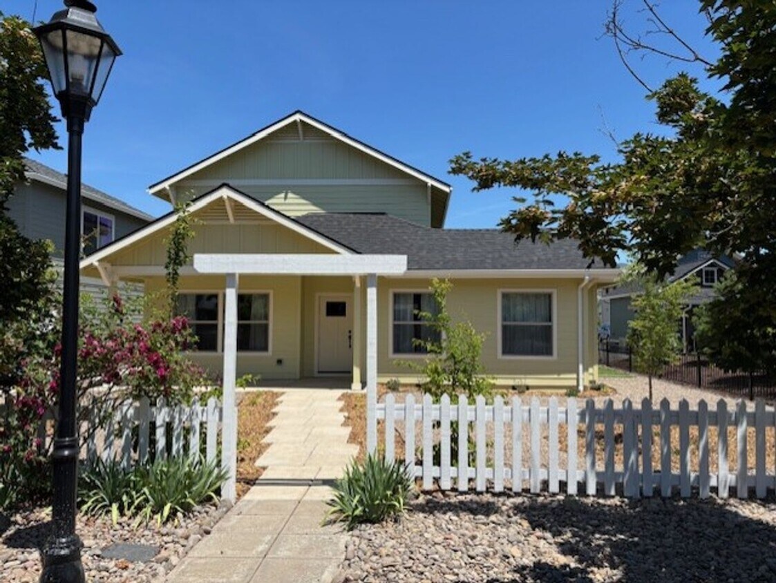 3 bed 2 bath Home for Rent in Talent - 3 bed 2 bath  Home for Rent in Talent