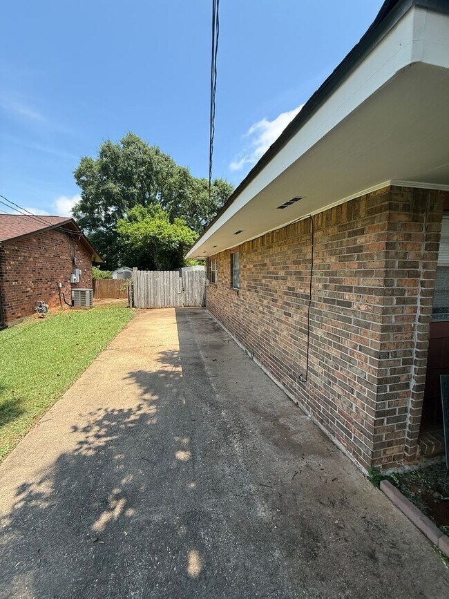Foto del edificio - ** 3 Bed 2 Bath located in Montgomery East ** Call 334-366-9198 to schedule a self tour