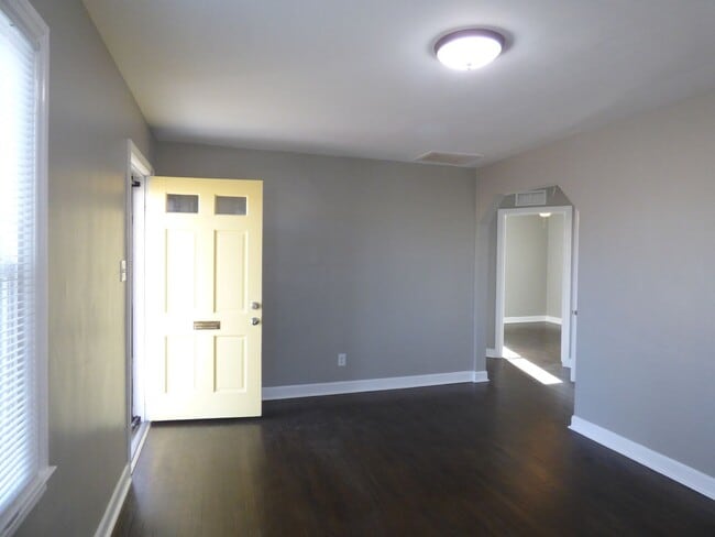 Building Photo - 206 Broadview Dr