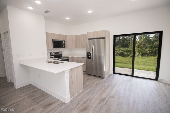 Building Photo - 1150 Darling St E