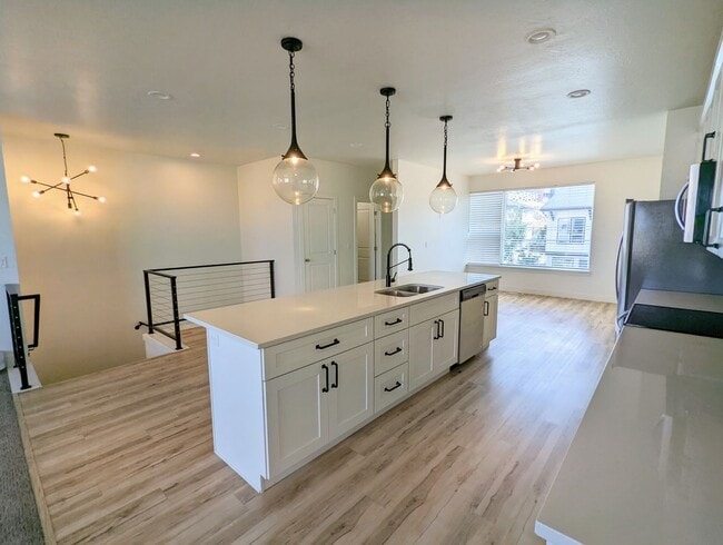 Building Photo - 566 Lewski Ln