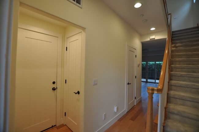 Building Photo - Luxury Craftsman Style Home in quiet San M...