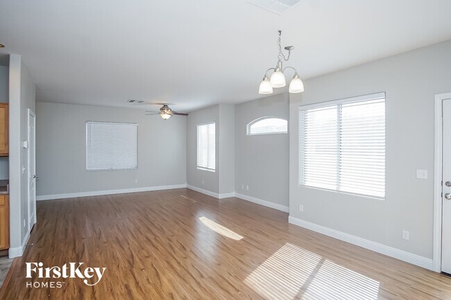 Foto del edificio - 667 Baffin Island Rd