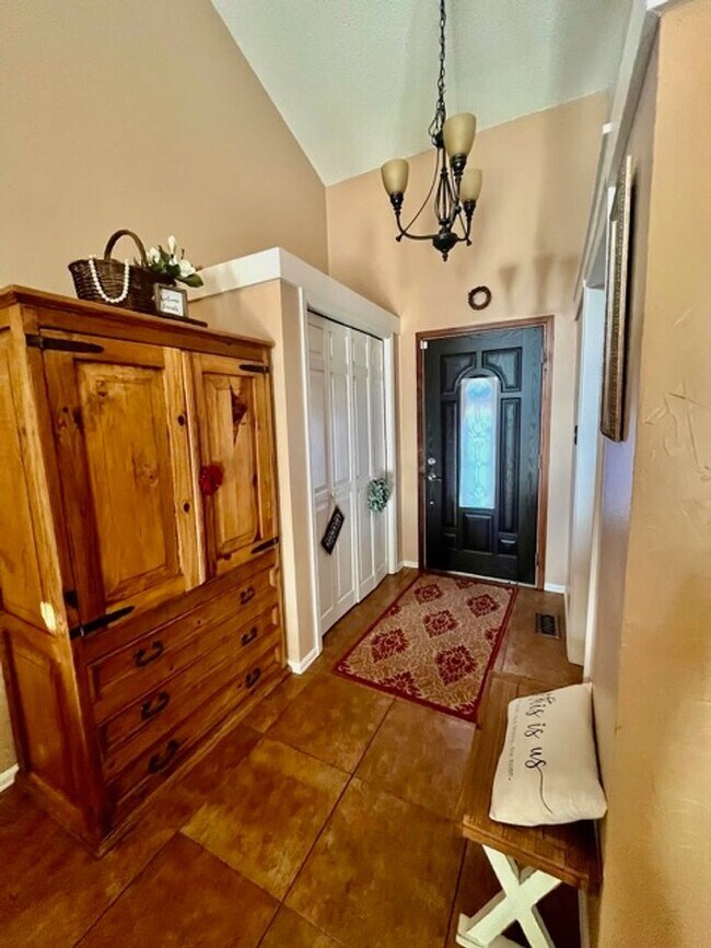 Building Photo - Well maintained 4 bedroom home available in the Rockrimmon area!