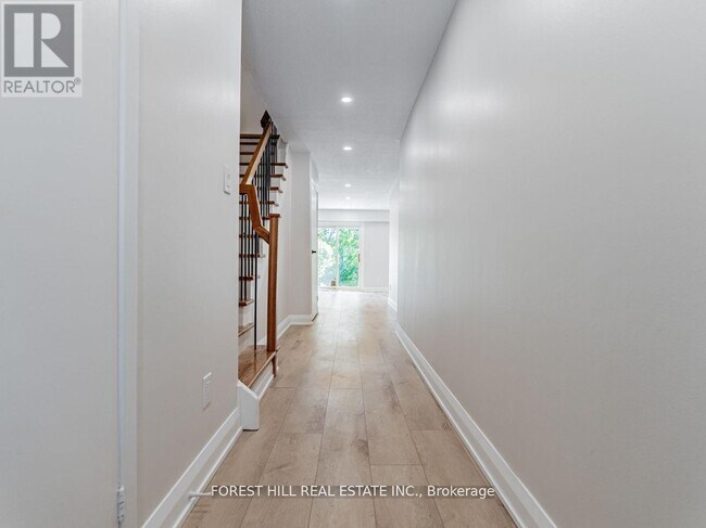 Photo du bâtiment - 2120-2120 Rathburn Rd E