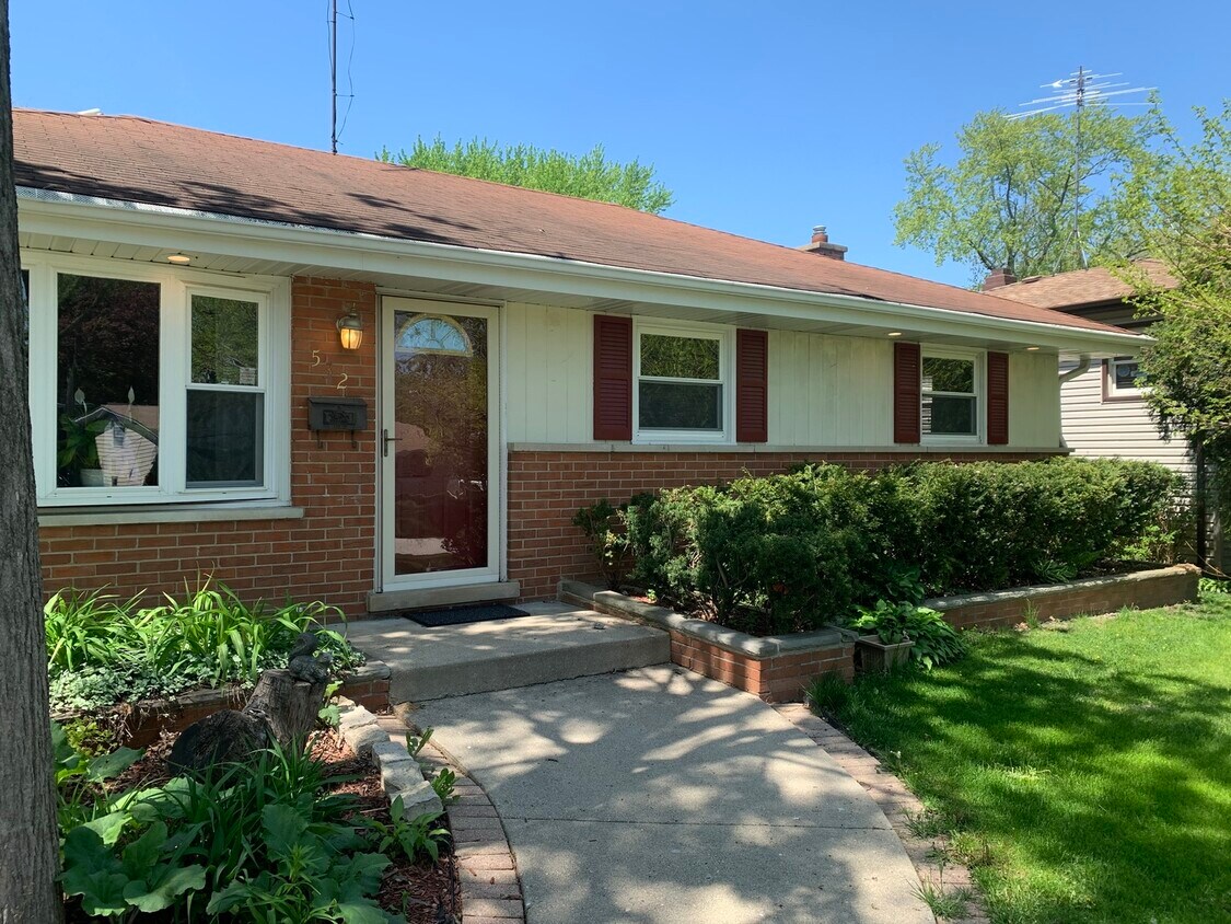 532 Oakwood Dr, Grayslake, IL 60030 House Rental in Grayslake, IL