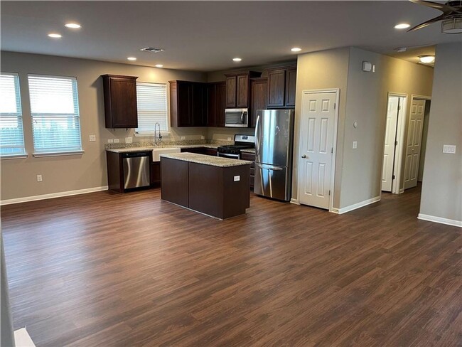 Foto del edificio - 303 Eagle Brook Ln