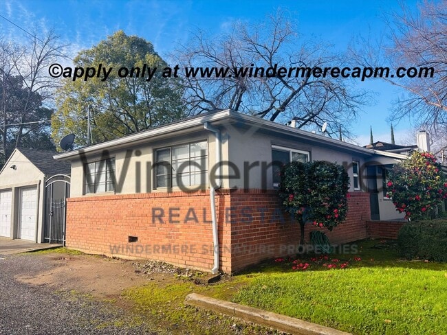 Building Photo - Unbeatable location! ! East Sac 2 bedroom 1 bath Duplex!!