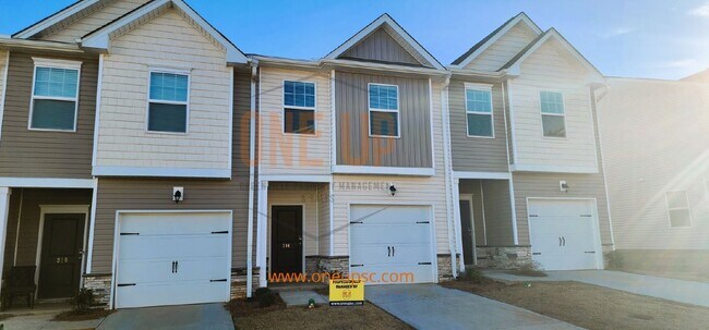 Building Photo - Modern 3 Bed, 2 Bath Townhouse in Greenvil...
