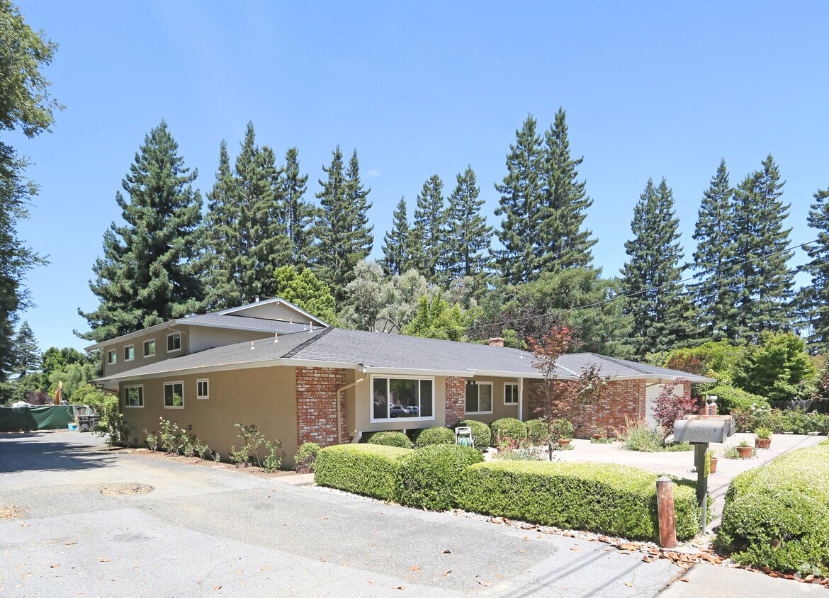 Primary Photo - 186 E Middlefield Rd