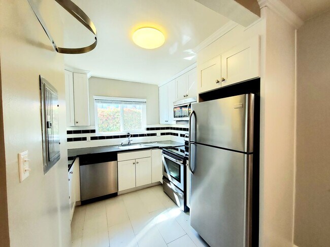 Foto del edificio - spacious 1 upgraded bedroom 1/2 block from...