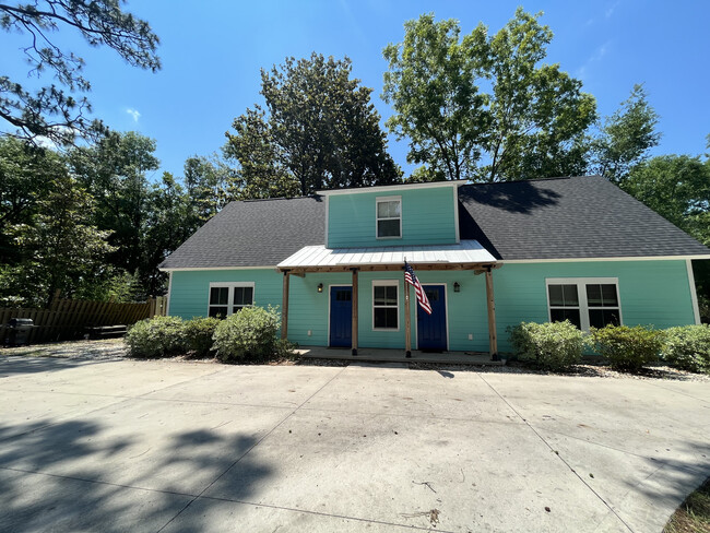Al frente de la casa, la puerta de la izquierda conduce al apartamento. - 202 Dixie Ave