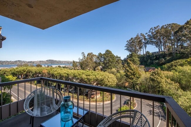 Building Photo - Charming, Furnished 1-bedroom Condo in Sausalito.