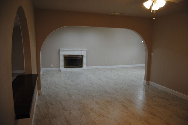 Foto del edificio - 8817 Butternut Ave