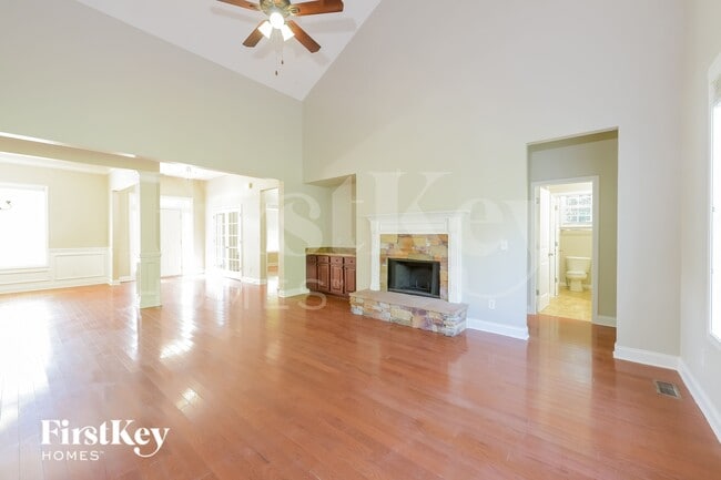 Building Photo - 6231 Cove Creek Dr