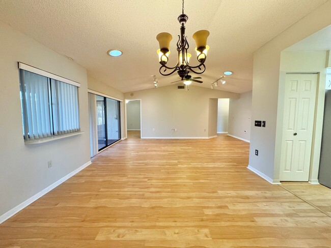 Foto del edificio - Cypress Landing - Community Pool & Lake Ac...