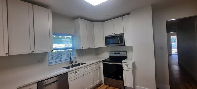 Building Photo - 127 17th Ave S