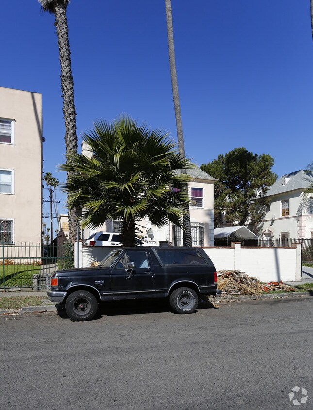 Building Photo - 909-913 S Kenmore Ave