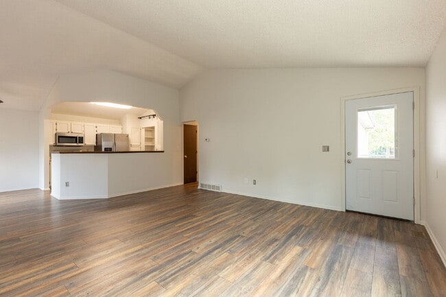 Building Photo - Spacious ranch home!